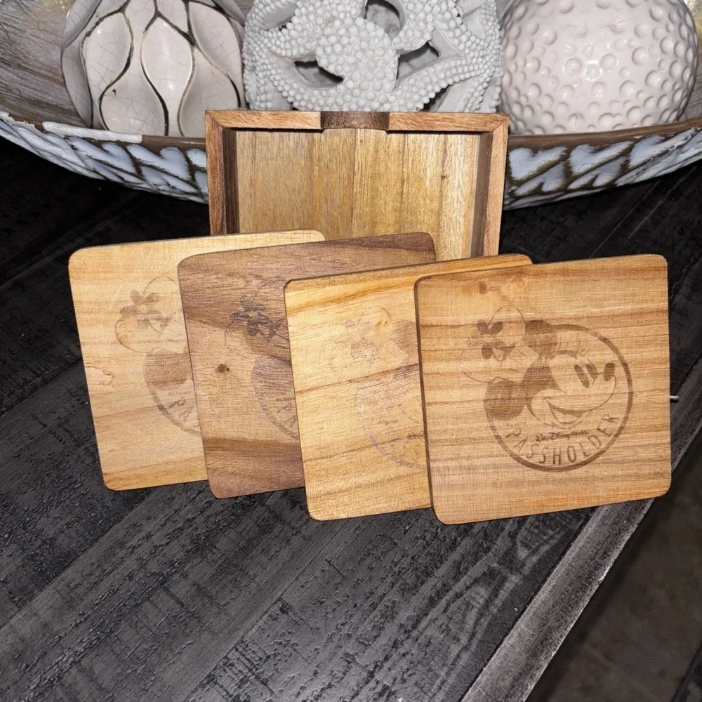 Walt Disney World Passholder Coasters Wooden Beverage Case Minnie Mouse Wood Set - Picture 1 of 2